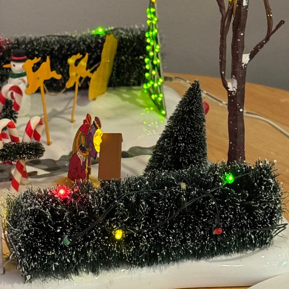 Department 56 Festive Front Yard Village Accessory 52506 Lighted w/ Box Dept 56